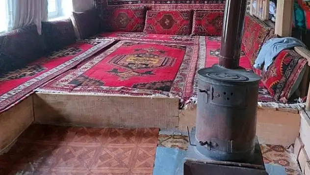 Hırsızlığın böylesi: Demir kapıyı açamayınca duvarı deldiler