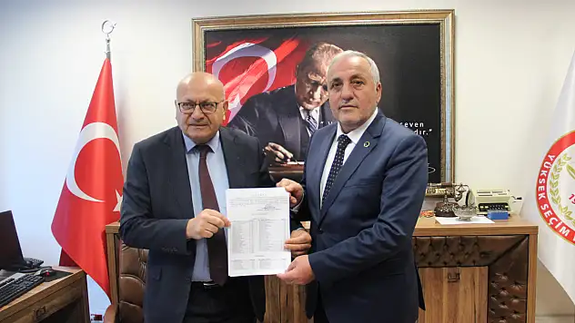 Demirezen mazbatasını aldı