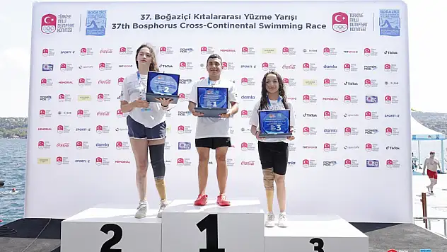 Denizi olmayan Kayseri'nin yüzücülerinden büyük başarı! Boğazı geçtiler