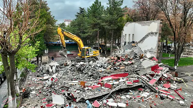 Depremde hasar alan Kültü Evi'nin yıkımı tamamlandı!