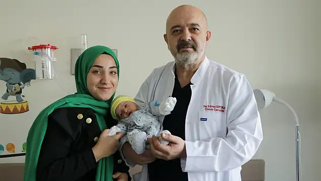 Depremde ölen babanın adı evladı ile yaşıyor