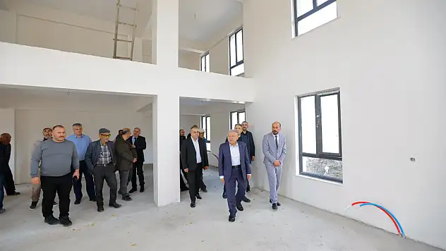 Depremde yıkılan cami yeniden inşa edildi