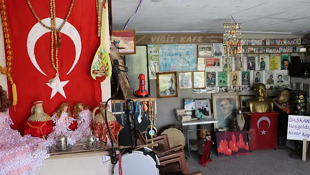 'Derdinizi arabanızda bırakın' diyen ustanın müze gibi garajı