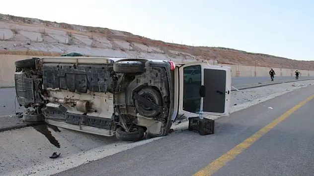 Derevenk Viyadüğü'nde minibüs devrildi