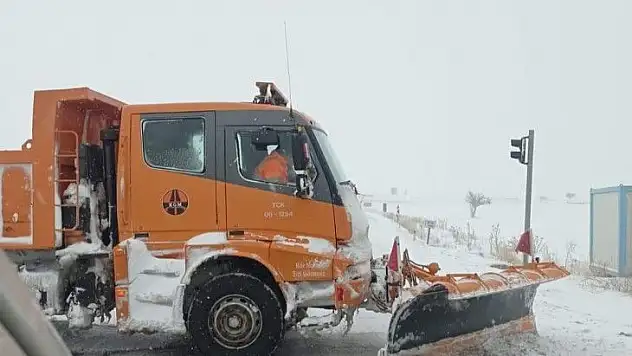 Yoğun kar yağışı nedeniyle o yol da trafiğe kapandı