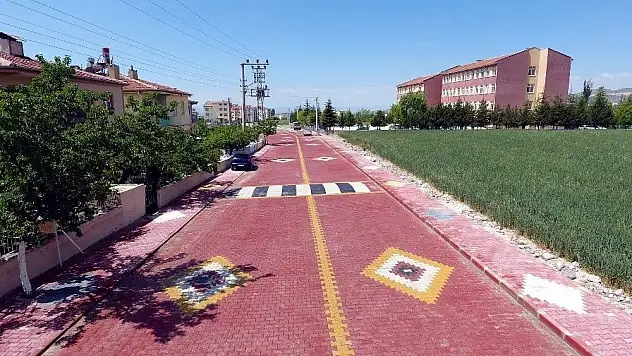 Develi Anadolu Lisesi çevresinde parke çalışmaları tamamlandı