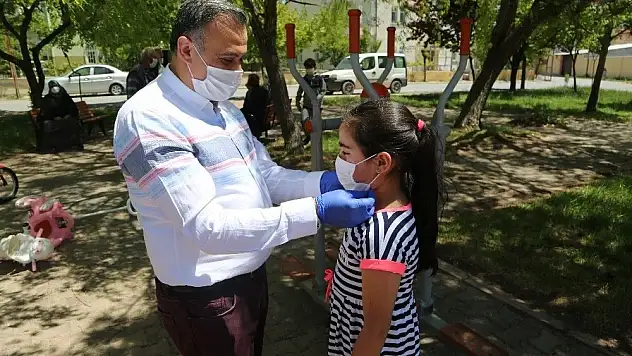 Develi Belediyesi'nden sokağa çıkan cocuklara maske desteği