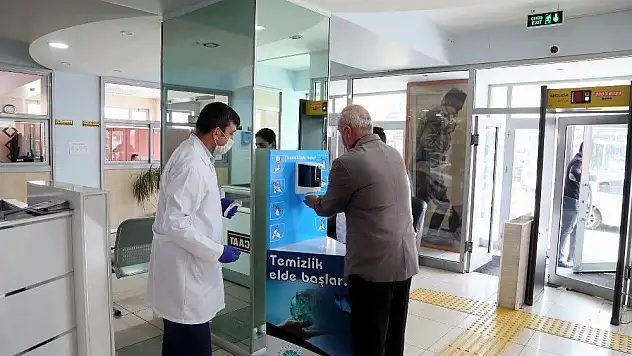 Develi Belediyesi salgına karşı dezenfekte standı kurdu