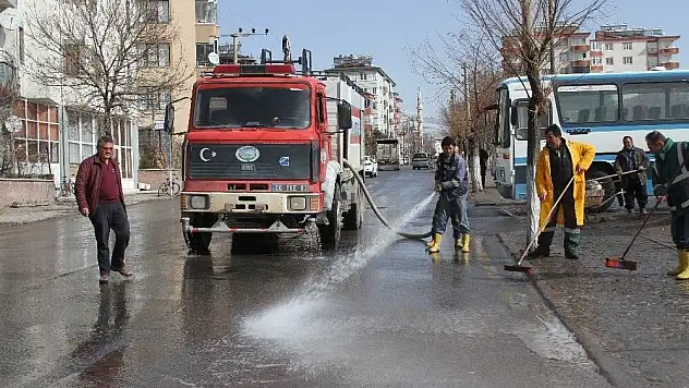 Develi'de cadde ve yolların temizlenmesi tüm hızıyla devam ediyor