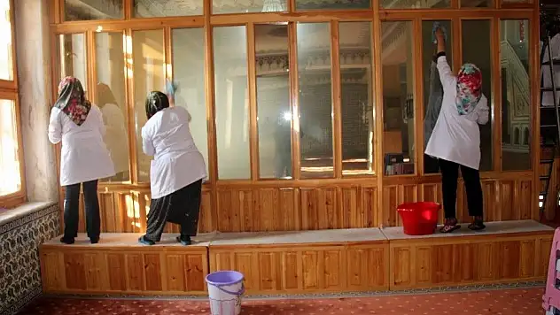 Develi'de cami temizlikleri devam ediyor