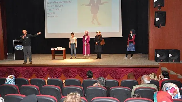 Develi'de 'Çocuklarımızı tanıyor muyuz?' konulu konferans gerçekleştirildi