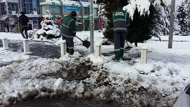 Develi'de ekipler gece boyunca kar temizleme çalışması yaptı