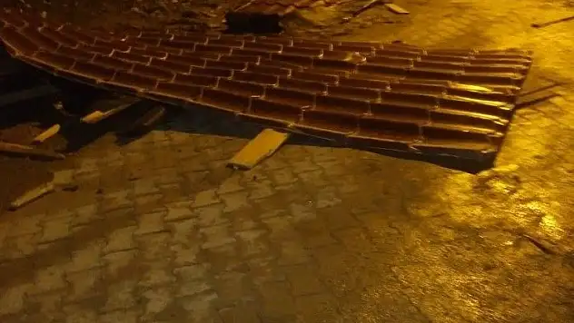 Develi'de rüzgar etkili oldu
