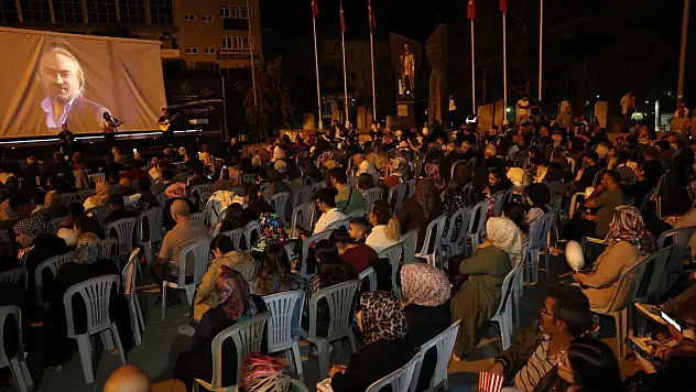 Develi'de vatandaşlar meydana akın etti!
