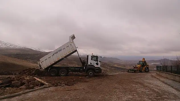 Develi'de yol genişletme çalışmaları devam ediyor