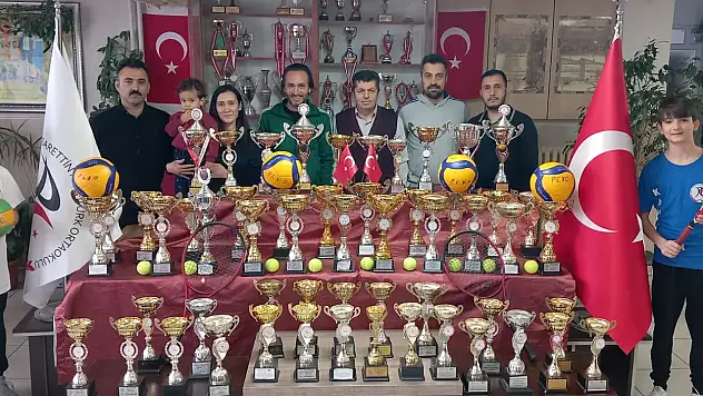 Develi'deki bu okul kupaya doymuyor