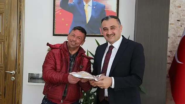 Develi'nin Gülü Sinan'dan Başkan Cabbar'a doğum günü hediyesi