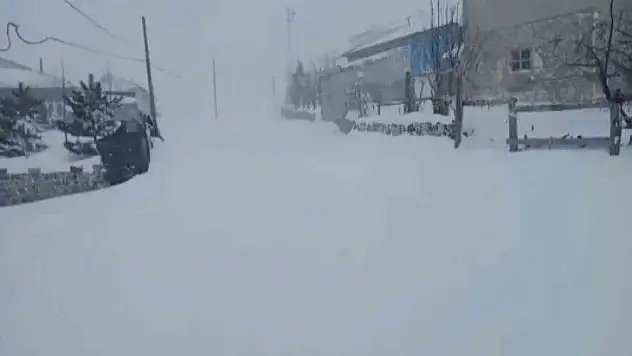 O ilçelerde yoğun kar ulaşımı aksattı