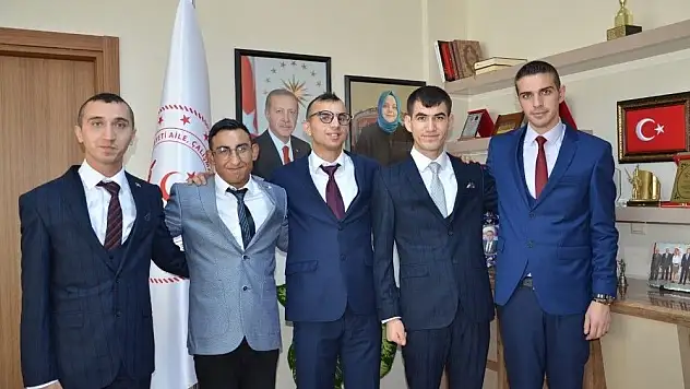 Devlet rehabilitasyon merkezindeki 5 çocuğun daha elinden tuttu
