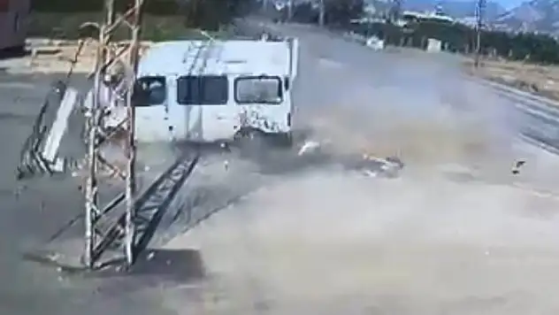Yoldan çıkan minübüs devrildi