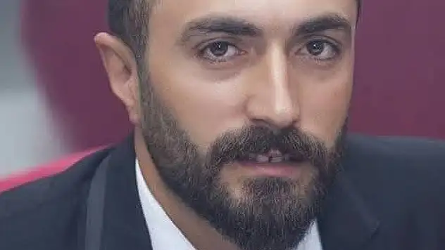 Devrilen traktörün altında kaldı