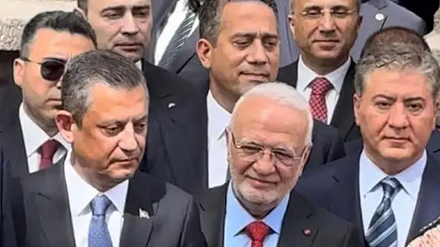 Dikkat çeken görüntü! CHP'liler, AK Partili Elitaş'ı neden araya aldı?