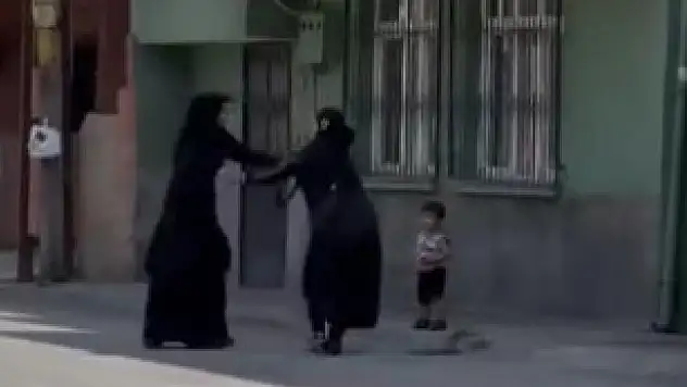 Dilenci kadınların yer kavgası