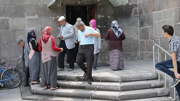 Dilencilik yaptırılan çocuklar ailelerinden alınacak
