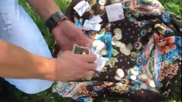 Paraları toprağa gömdü