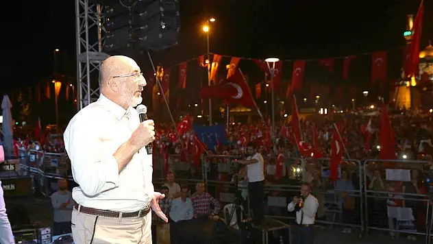 Dilipak: &quotOrdusunu kurtaran millet oldu&quot