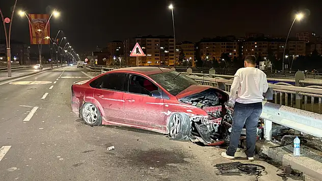 Direksiyon başında uyukladı, bariyerlere çarptı