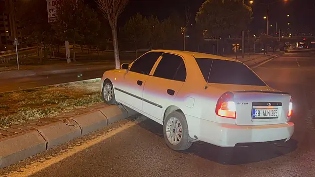 Direksiyon başında uyuyan sürücü kaldırıma çıktı!