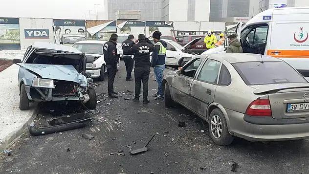 Uçarak otoparktaki araçlara çarptı