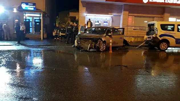 4 polis aracını hurdaya çevirdi