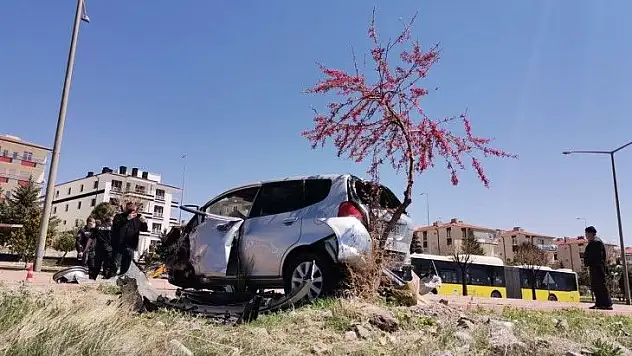 Araç kaldırıma çıktı! Yararlılar var...