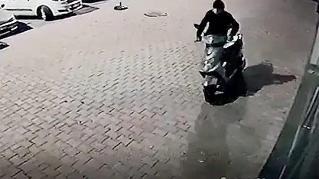 Direksiyon kilidini kırdığı motosikleti iterek götürdü