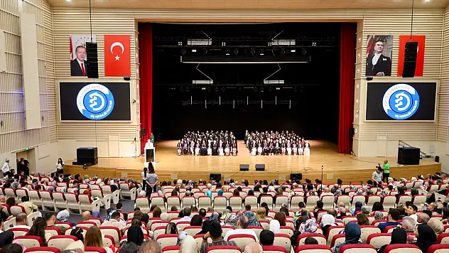 Diş Hekimliği Fakültesinde 153 öğrenci kep attı