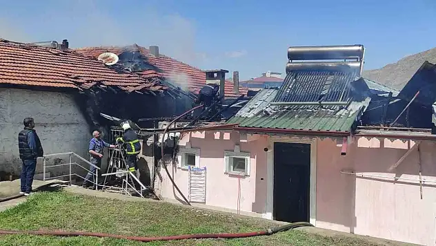 Çatı yangını bitişikteki binaya sıçradı