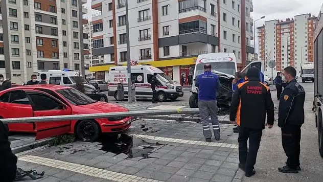 Hasta taşıyan minibüs ile otomobil çarpıştı