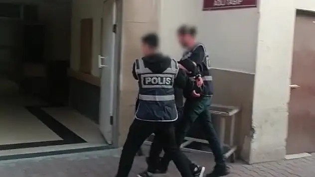 Dolandırıcılık ve hırsızlık suçlarından aranan şahıs yakalandı