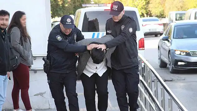 Dolmuşun önünü kesti, tehditler savurdu