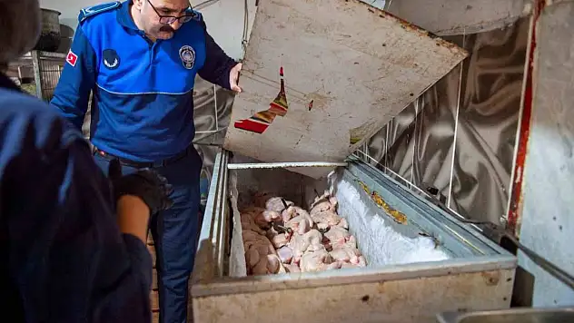 Adana'da dönerciye kurtlu salça mührü!