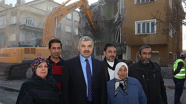 Dönüşüm için yıkım sürüyor