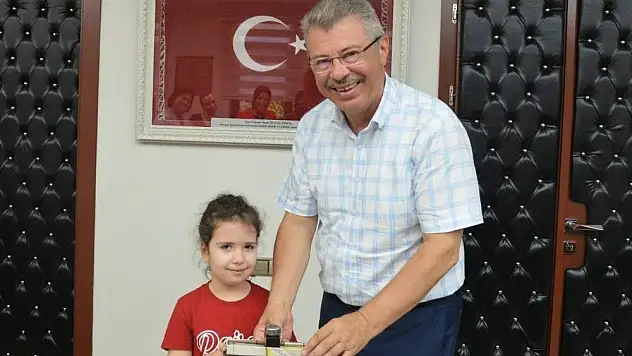 Dr. Sadık Ahmet'in eşinden Başkan Akay'a ziyaret