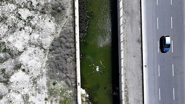Drone ile tüm açık alanlar ilaçlanıyor