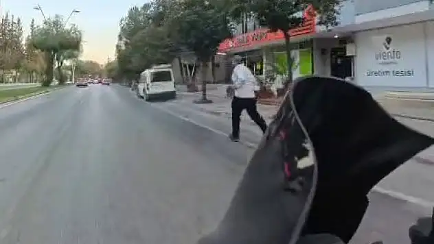 Düğün aracından para almak için kaputa atladı!
