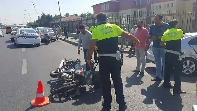 Düğün hazırlığı yapan motosikletli kuryeye otomobil çarptı
