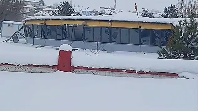 Belediye salonunun çatısı çöktü!