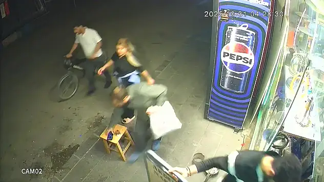 Dükkanın önündeki telefonu çaldı! Savunması pes dedirtti