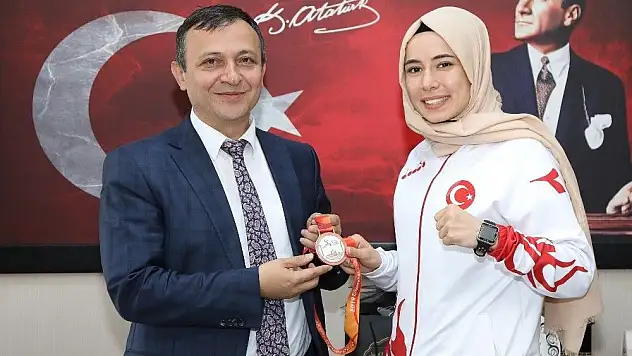 Dünya üçüncüsü sporcudan Rektör Çalış'a ziyaret
